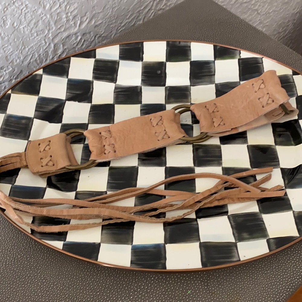 Pretty leather belt. Measuring approx 29 inches.